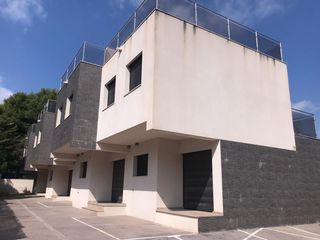 Casa a schiera in Avinguda de califrnia 16. Adosado esquinero nuevo a estrenar!!!
