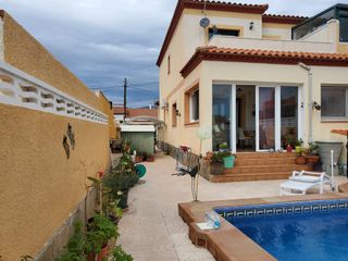Casa bifamiliare in Carrer de eivissa 46. Magnífico pareado con piscina privada!!!
