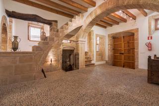 Country house in Ciutat d´Alcúdia. Majestuosa casa adosada en venta en el casco antiguo de alcudia.