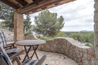 Chalet in Port de Pollença. Villa de piedra con vistas a la venta en formentor
