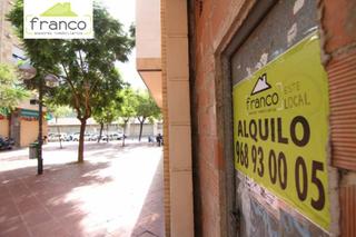 Location Local commercial à Juan Carlos I. Pequeño local en zona de mucho  paso
