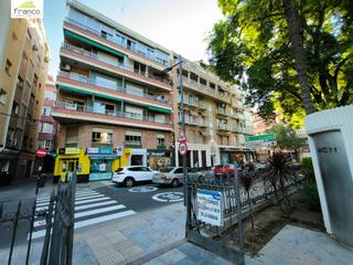 Geschftsraum en El Carmen. Local en alquiler y venta junto jardn floridablanca