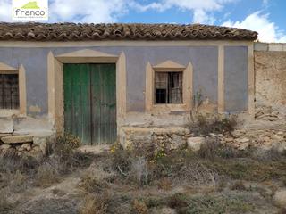 Bauernhof en Valladolises y Lo Jurado. Terreno con casa en ruinas