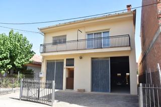 Casa en Cretas. Gran casa con jardn