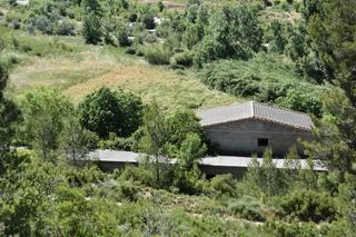 Masia a Mazaleón. Nave con casa al lado del río
