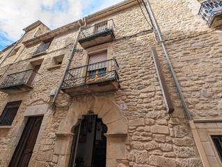 Casa a Calaceite. Edificio con local semireformado