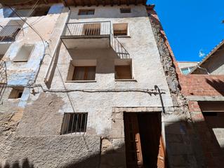Casa  Calle calder. Casa con patio y terraza en el casco antiguo de la fresneda