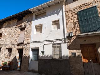 Casa a Fresneda (La). Casa con garaje y terraza en la fresneda