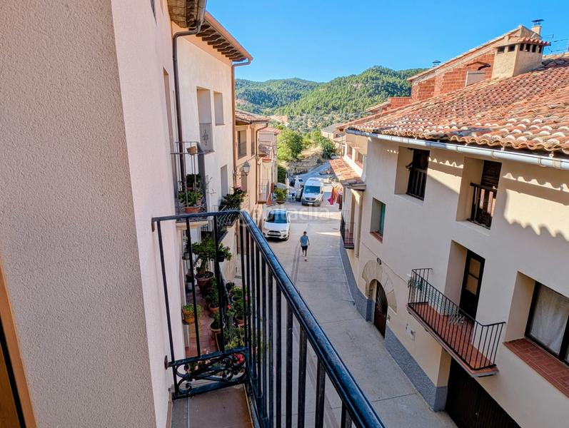 Foto cee86e03-3adf-4b2a-ae91-286008a78f76. Casa con camino parcheggio in Ráfales