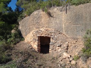 Landgut in Fresneda (La). Finca rústica con cueva en la fresneda
