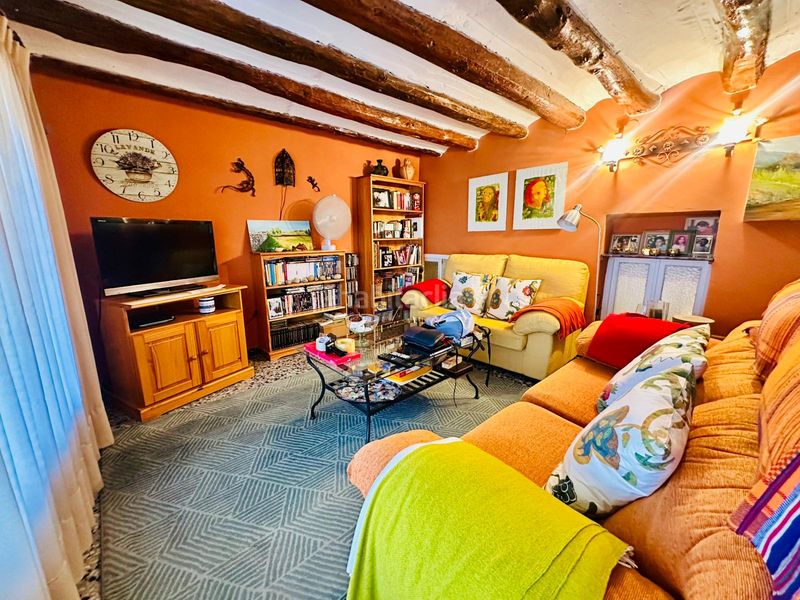 Foto b926ad50-02a3-4a98-9240-549c27e40c80. Casa amb xemeneia aparcament a Fresneda (La)
