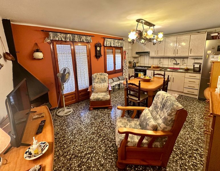 Foto c60962a5-0ac4-4469-8e31-cd73b8fef2de. Casa amb xemeneia aparcament a Fresneda (La)