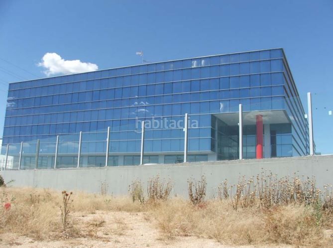 Foto a996fde1-c5d7-4cc7-8ef5-73b32370d54d. Affitto edificio in Cabanillas del Campo