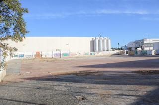 Terreno residenziale in Calle viena 14. Suelo industrial en la pobla de vallbona con acceso  a 2 calles