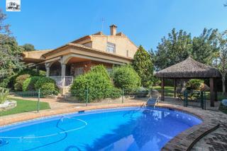 Chalet à El Carme-Sant Agustí-Bonavista. Exclusivo chalet independiente con piscina y jardín en parcela e