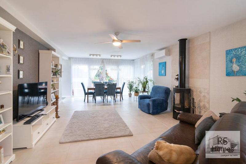 Foto 2906531b-8709-4b6f-8d58-504fd2de47b6. Xalet amb calefacció aparcament piscina a Entrepinos Eliana (l´)