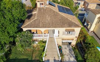 Chalet in La Conarda. Chalet independiente en parcela esquinera de 515 m2 con gran gar