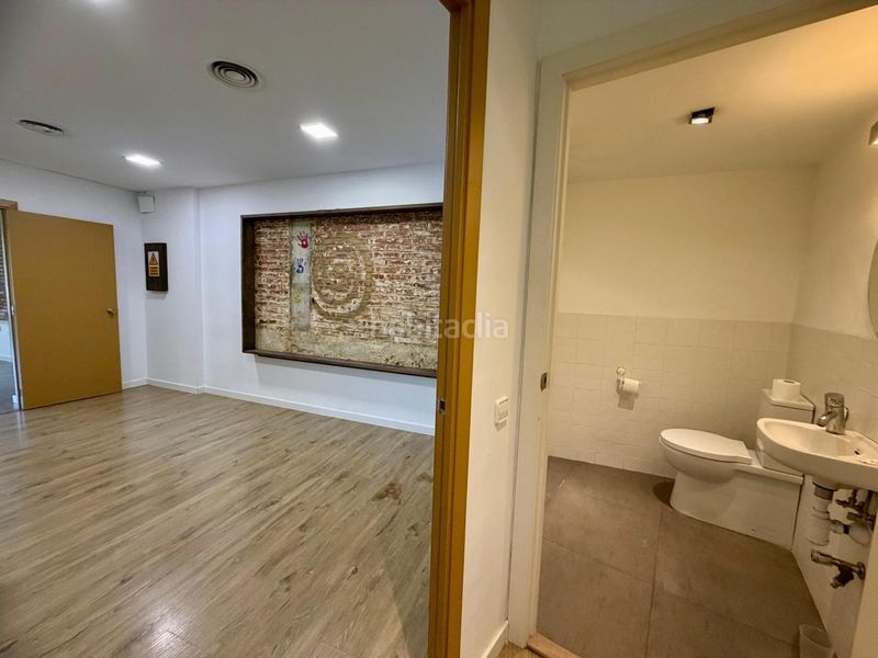 Foto d75f15b8-e5a4-4148-b396-96da597fbf78. Local comercial a Instituts Granollers