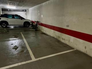 Aparcament cotxe  Carrer santiago rusiñol. Plaza de parking para coche muy pequeño o motos en el centro