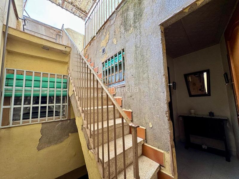 Foto 2a9e36a6-1564-453f-8d4a-f806a25c55a2. Casa adosada casa en venta a reformar en Barri del Centre Terrassa