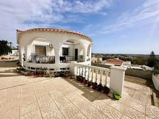Maison à San Fulgencio. Bonito chalet independiente con mucho potencial en urb. la marin