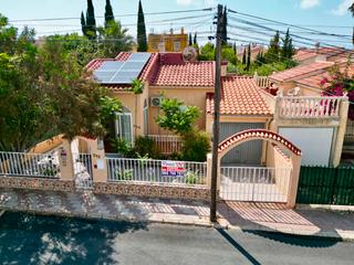 Casa a San Fulgencio. Chalet independiente en una zona muy privilegiada, en urb. la ma