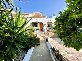 Casa en San Fulgencio. Encantadora casa semi adosada con jardn privado y piscina comun