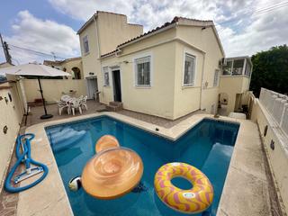 Maison à San Fulgencio. Fantastico chalet independiente con piscina privada en la urb. l