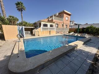Chalet à San Fulgencio. Exlusiva villa en la marina con piscina privada.descubre esta ma