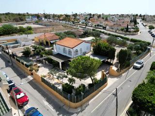 Maison à San Fulgencio. Villa independiente en parcela grande â urb. el oasis, la marina