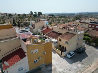 Casa adossada a San Fulgencio. Bonita casa de parque en esquina en la marina urbsmart propertie