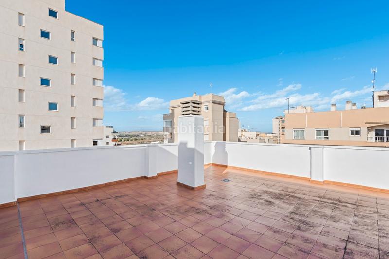 Foto 8e66b50a-1ec5-45d5-bedc-70fe9dbde4a0. Piso apartamento con garaje este luminoso apartamento de 77 mâ, con una excelente distribuciãn, estã ubicado a s en Guardamar del Segura
