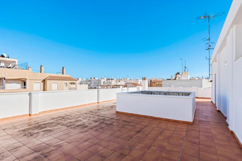 Foto af93042b-e21a-4133-9051-429a64377e6d. Piso apartamento con garaje este luminoso apartamento de 77 mâ, con una excelente distribuciãn, estã ubicado a s en Guardamar del Segura