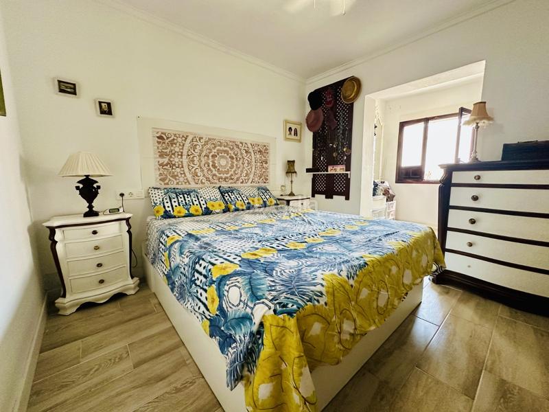 Foto 0e86c24d-f709-4477-9a0b-eb90725e2a3a. Casa encantador chalet independiente con piscina privada y apartamento de invitadoste presentamos esta magnãfica oportunidad de vivir e en San Fulgencio