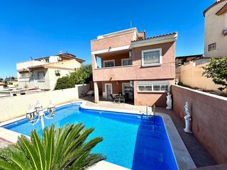 Casa en San Fulgencio. Chalet independiente con piscina privada y sãtano amplio cerca d