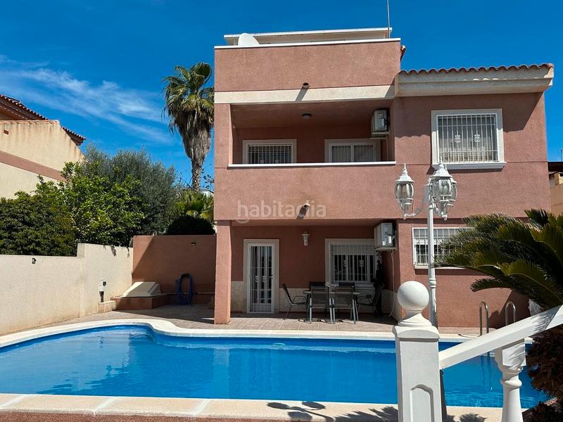 Foto 6199f49f-e4b4-44ef-aae8-4a6ca675c152. Casa chalet independiente con piscina privada y sãtano amplio cerca de la playaoportunidad de adquirir un chalet independiente de 197 m en San Fulgencio