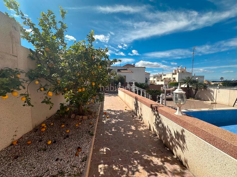 Foto f9eb3e3f-6e4e-4d49-a2fe-1f6650ada063. Casa chalet independiente con piscina privada y sãtano amplio cerca de la playaoportunidad de adquirir un chalet independiente de 197 m en San Fulgencio