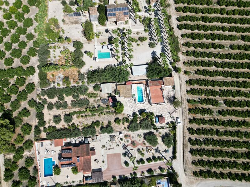 Foto 05657696-6d32-4403-ad55-6b3b08d2b00b. Casa encantadora casa de campo con parcela de 2.475 mâ y piscina privada!!presentamos esta estupenda casa de campo ubicada en Albatera