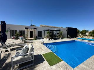 Maison à San Fulgencio. Chalet independiente con piscina privada en urbanizaciãn la mari
