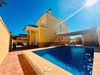 Casa a San Fulgencio. Bonito chalet independiente con piscina privada en la marina urb