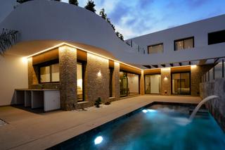 Casa pareada en Almoradí. Casa de obra nueva en parcela privada con piscina presentamos es