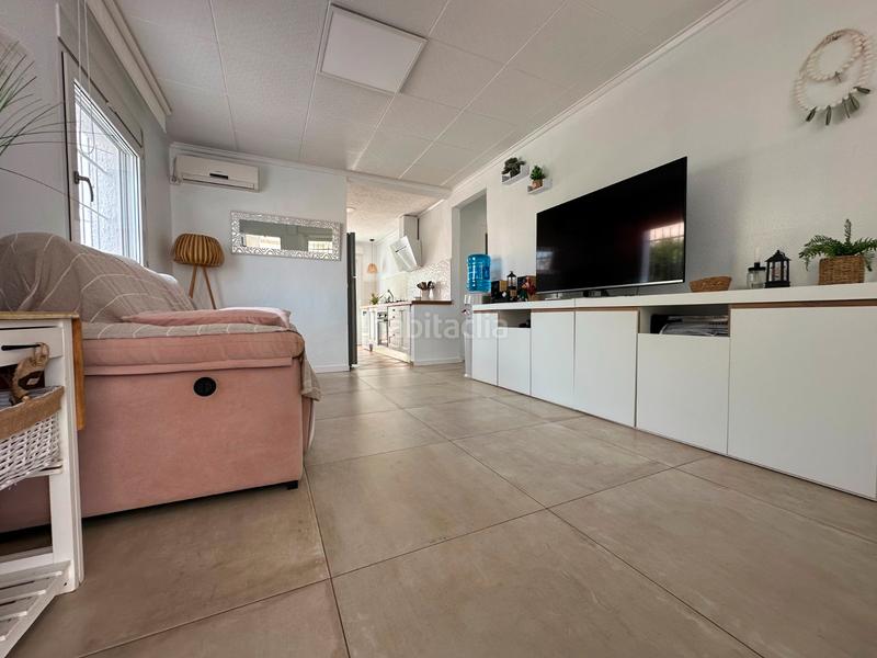 Foto 3f7215f2-40fc-4516-9ee4-0d1d11f712f4. Chalet smart properties tiene el placer de presentar estanbspencantadora casa independientenbspubicada en la urbanizaciãn la marina, un l en San Fulgencio