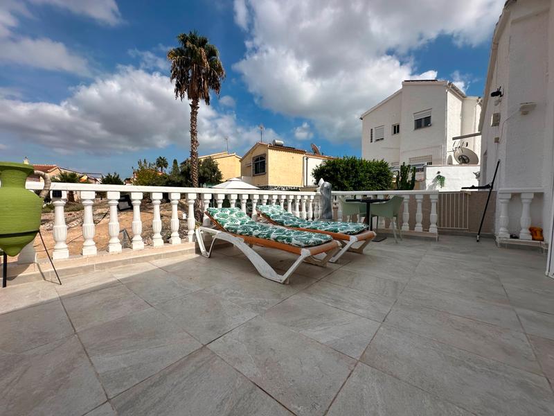 Foto 4db59a23-ebb2-41c3-9c97-eacbad0778e5. Chalet smart properties tiene el placer de presentar estanbspencantadora casa independientenbspubicada en la urbanizaciãn la marina, un l en San Fulgencio