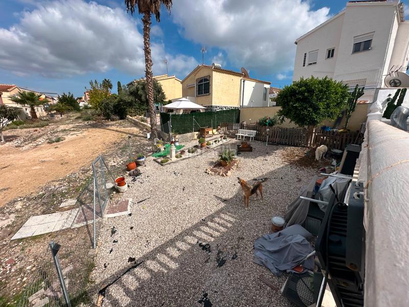 Foto 7d6f04a6-ef26-4978-ac02-34544e0afd0c. Chalet smart properties tiene el placer de presentar estanbspencantadora casa independientenbspubicada en la urbanizaciãn la marina, un l en San Fulgencio