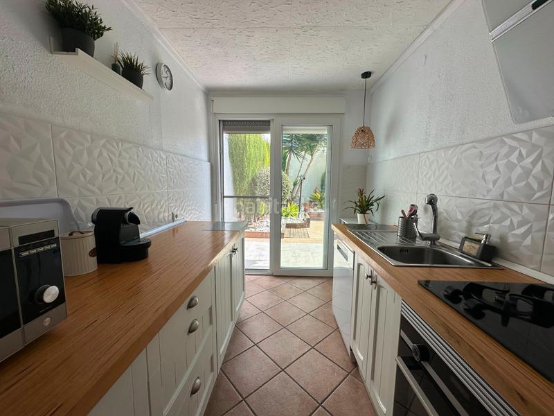 Foto c84efbe5-381a-4472-91fc-b79fcd3a4d4a. Chalet smart properties tiene el placer de presentar estanbspencantadora casa independientenbspubicada en la urbanizaciãn la marina, un l en San Fulgencio