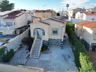 Xalet a San Fulgencio. Esta encantadora vivienda, situada en la apreciada urbanizaciãn