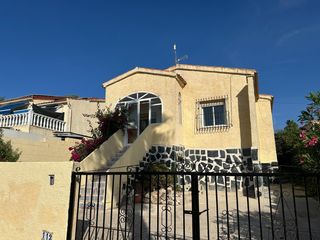 Xalet en San Fulgencio. Esta encantadora vivienda, situada en la apreciada urbanizaci�n
