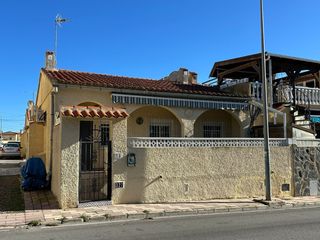 Flat en San Fulgencio. Encantadora casa adosada con terraza y vistas al campo en la mar