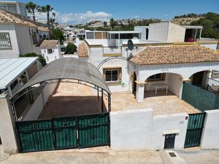 Casa a San Fulgencio. Descubre esta acogedora vivienda tipo julia, ubicada en una tran