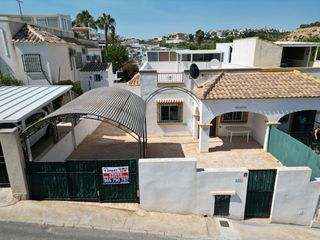 Haus en San Fulgencio. Descubre esta acogedora vivienda tipo julia, ubicada en una tran